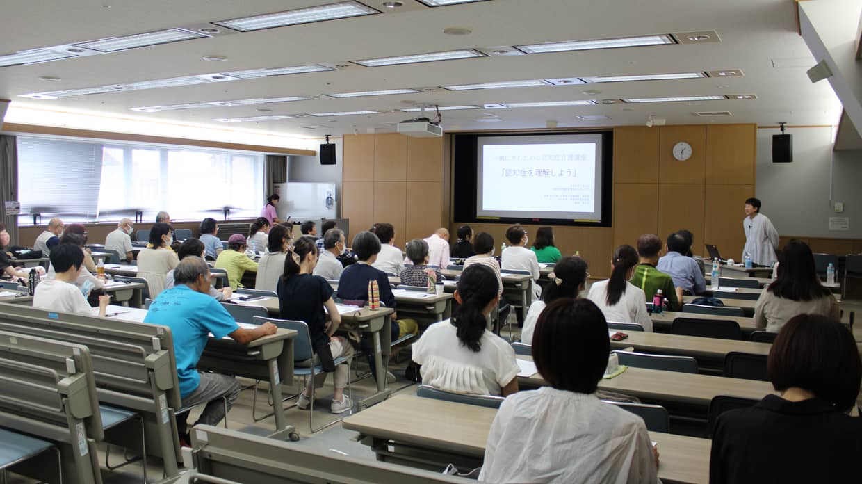 介護講座にて稲津施設長の様子2